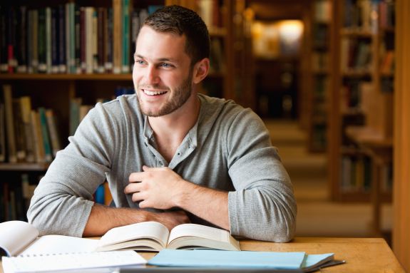 Student in der Bibliothek
