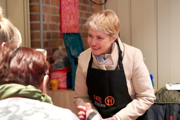 Ministerpräsidentin Manuela Schwesig bei der Tafel in Schwerin.