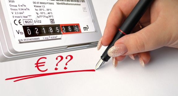 Ein Zähler, darunter eine Hand mit einem Stift, die schreibt: Euro ??